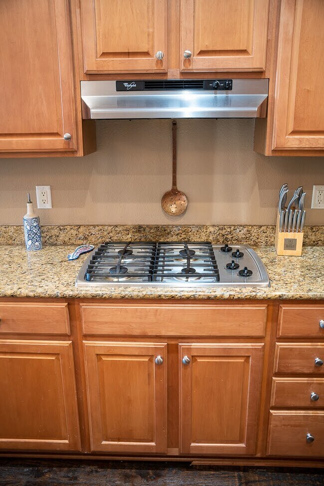 Building Photo - 1204 Lake Pointe Way