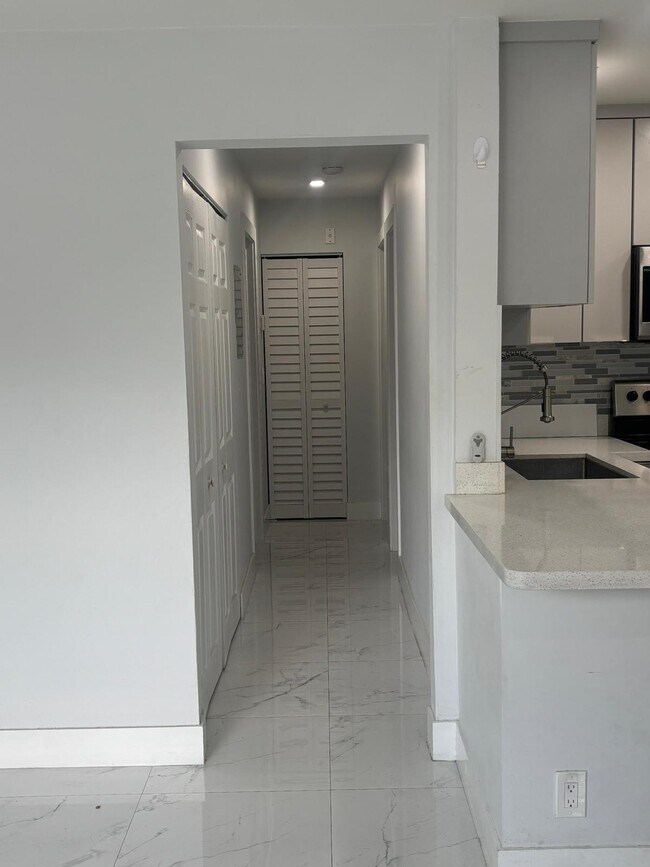 Building Photo - 2860 Coral Springs Dr