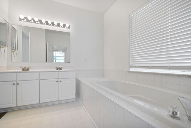 Building Photo - 2408 Ruffin Dr