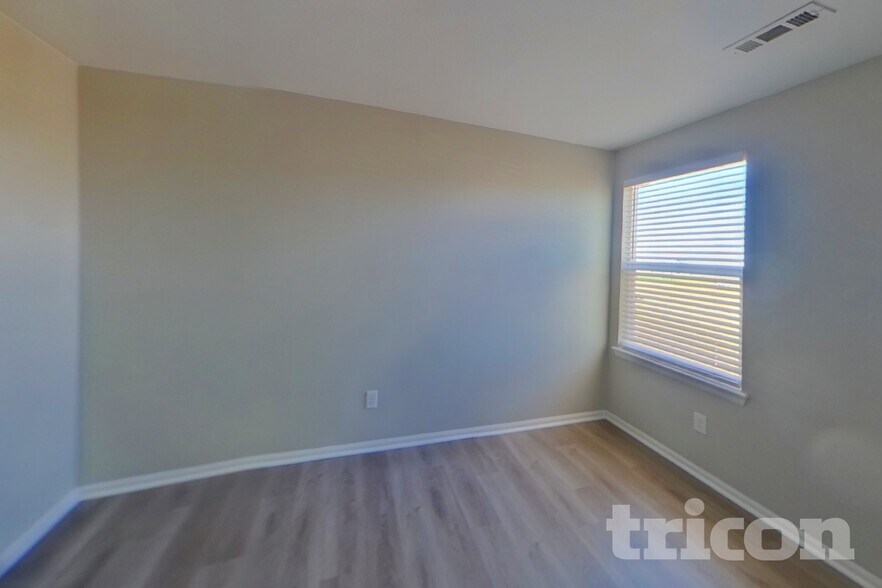 Building Photo - 647 Clarendon Dr