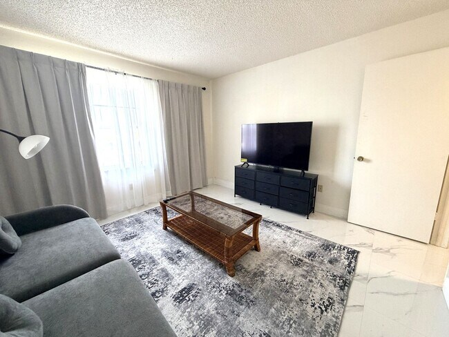 Building Photo - 2/2 STUNNING SEASONAL RENTAL IN SUNNY N. FT. MYERS, FL