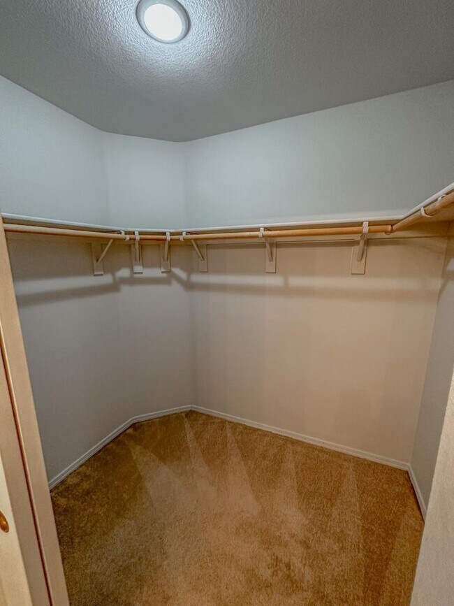 Building Photo - Spacious 3 Bedroom, 2.5 Bath Home with No ...