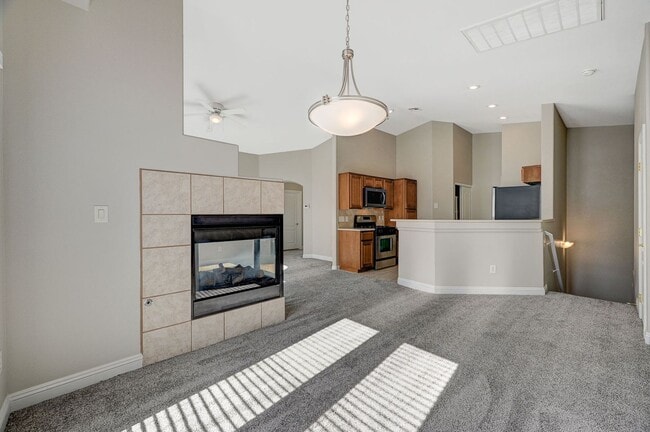 Building Photo - Charming Two-bedroom townhouse in Northwest