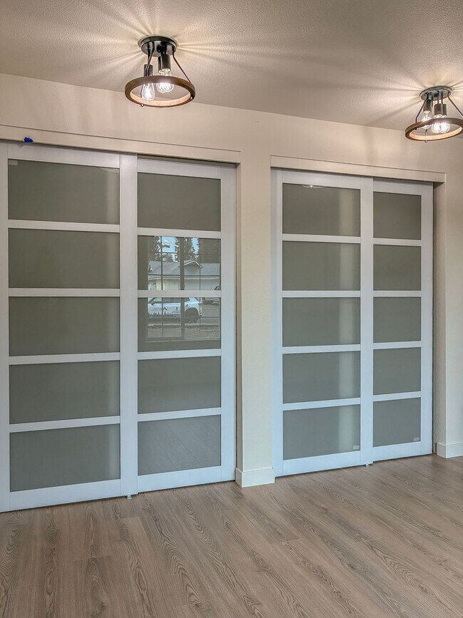 Building Photo - 3 Bedroom 2 Bath in Scappoose- Do Not Miss...