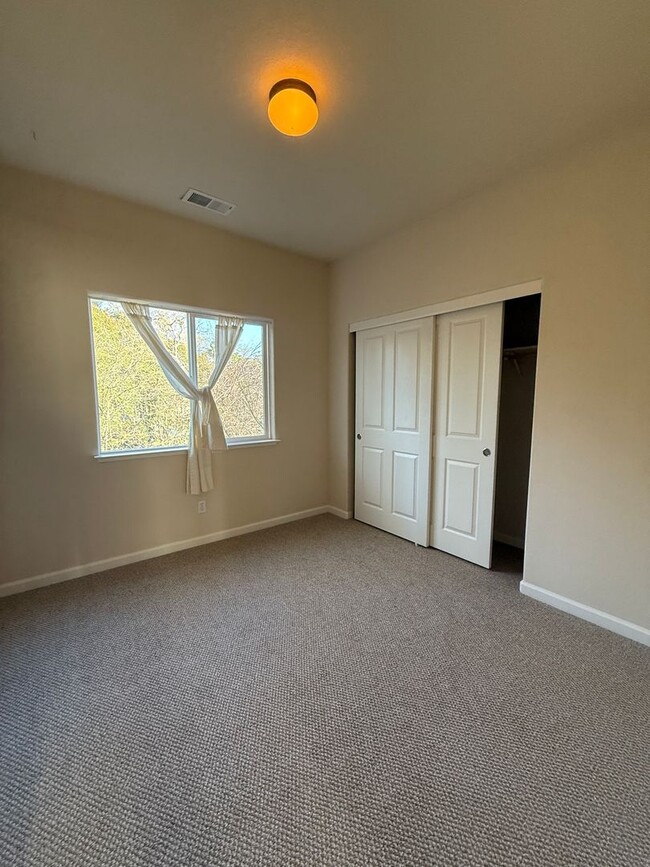 Building Photo - Lovely 3 Bedroom Home near Sutter Hospital in Wikkiup!