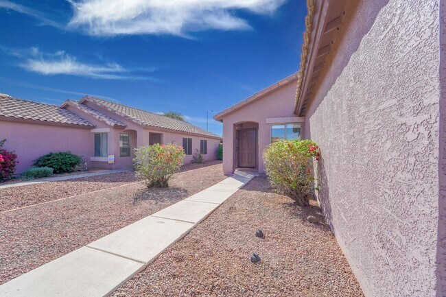 Building Photo - Prime Surprise Location | 3 Bed, Low-Maintenance Yard + Amenities