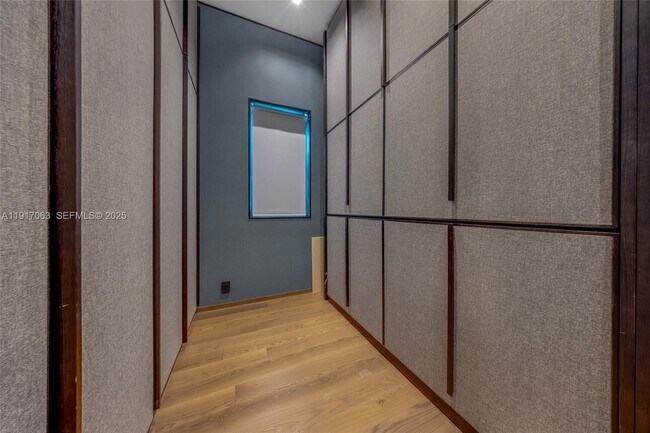 Building Photo - 200 W Rivo Alto Dr