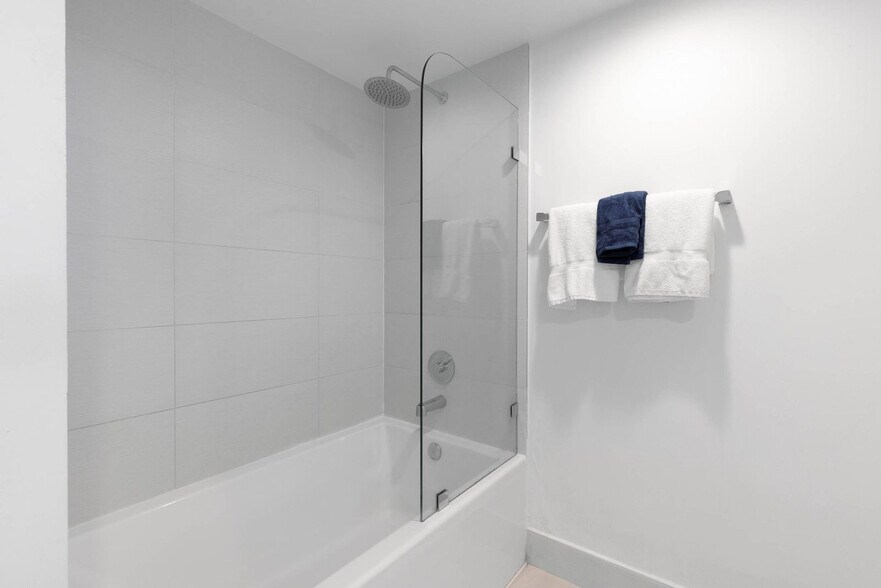 Building Photo - 2602 E Hallandale Beach Blvd