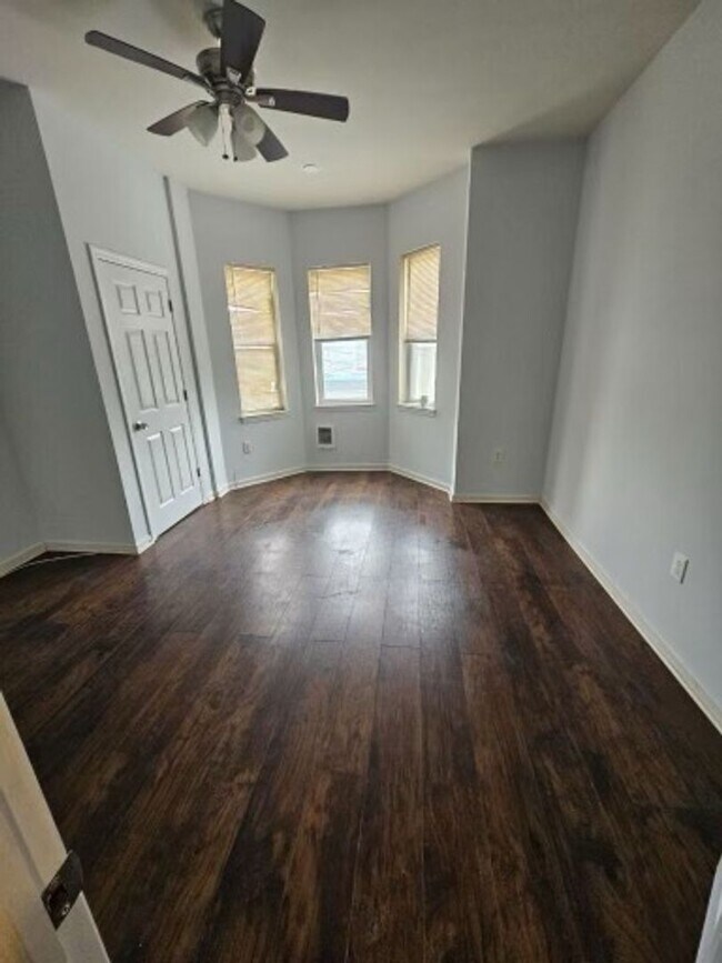Building Photo - Renovated 3bd/ 1bth home in Northeast Philly!