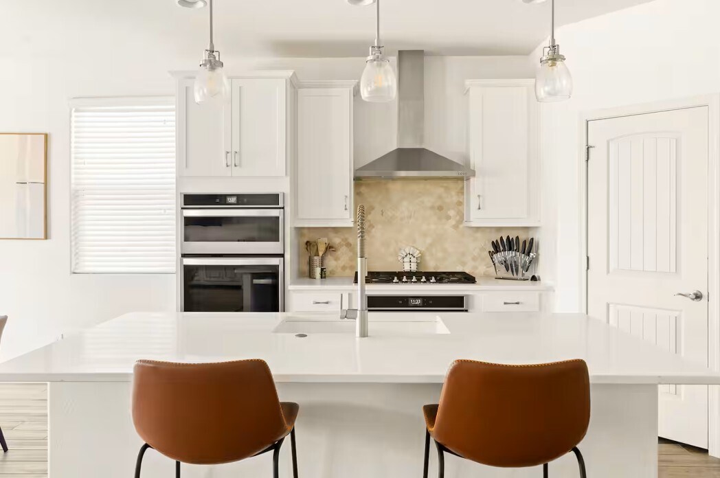 Building Photo - 2437 E Alta Vista Rd