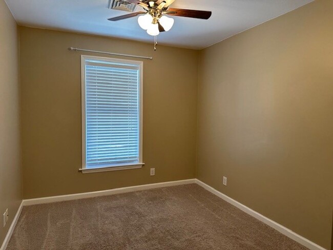 Building Photo - Welcome to this 3 bedroom, 1.5 bathroom to...