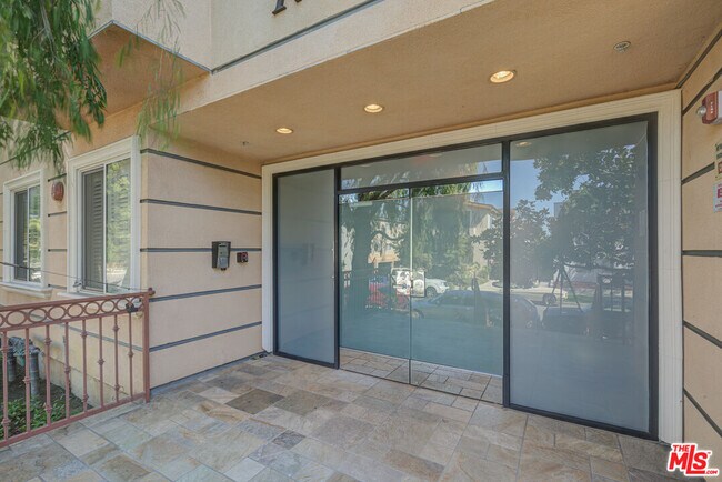 Building Photo - 1444 S Point View St