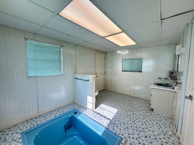 Building Photo - 1074 Gerona Ave