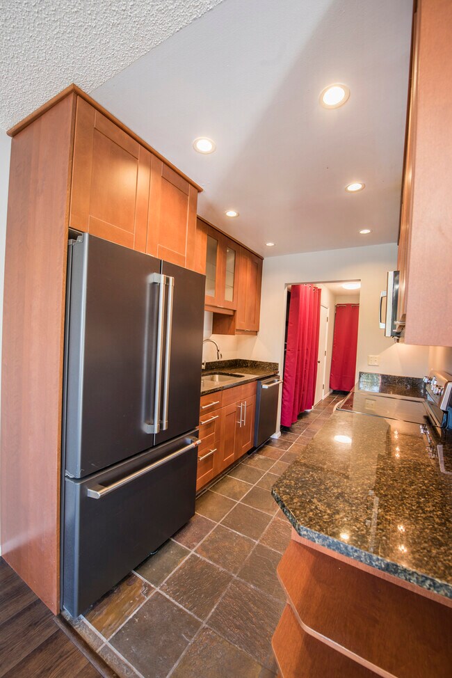 Building Photo - 2562 Thorndyke Ave W