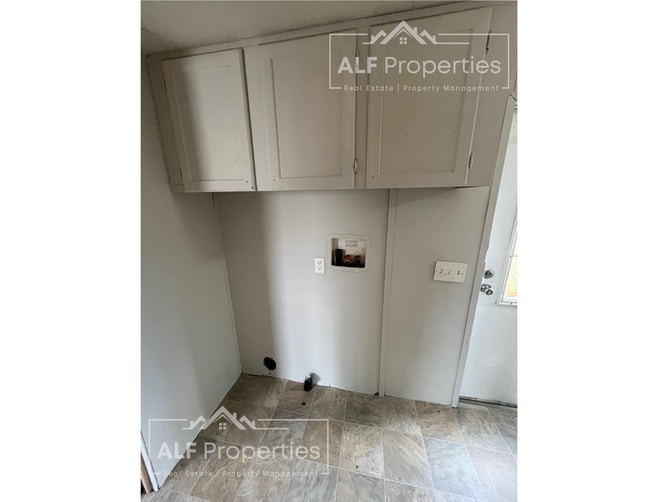 Building Photo - Newly Renovated and Available