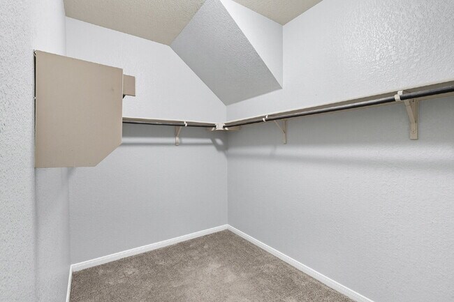 Building Photo - Large 4 bed, 2.5 bath Home in Meadows of K...