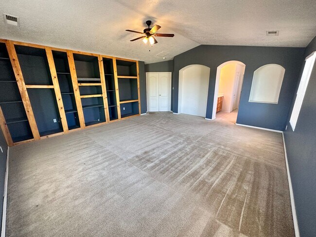 Building Photo - Stunning 3 bed, 2.5 bath, 2575 sq ft home ...