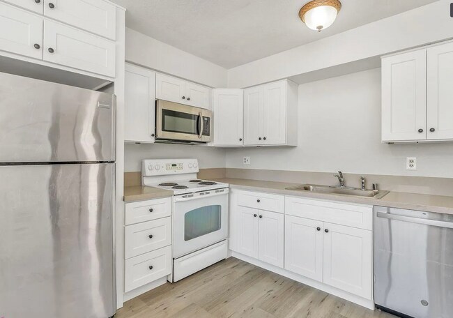 Building Photo - Beautiful 3 Bedroom 2 Bath