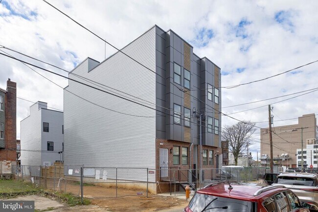 Building Photo - 1224 W Silver St