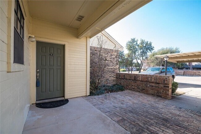 Building Photo - 2000 Huntington Dr
