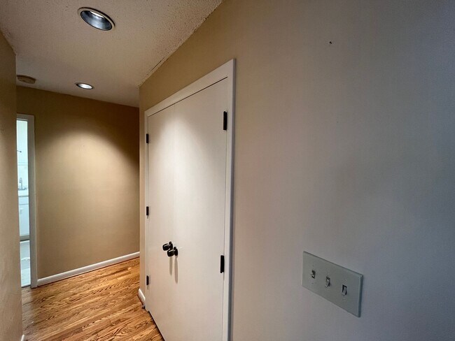 Building Photo - Charming 2BD, 2BA Durham Townhome South of Duke University