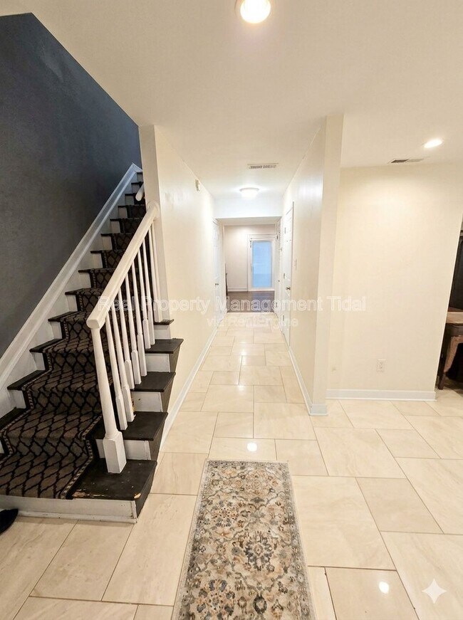 Building Photo - 1072 Level Green Blvd