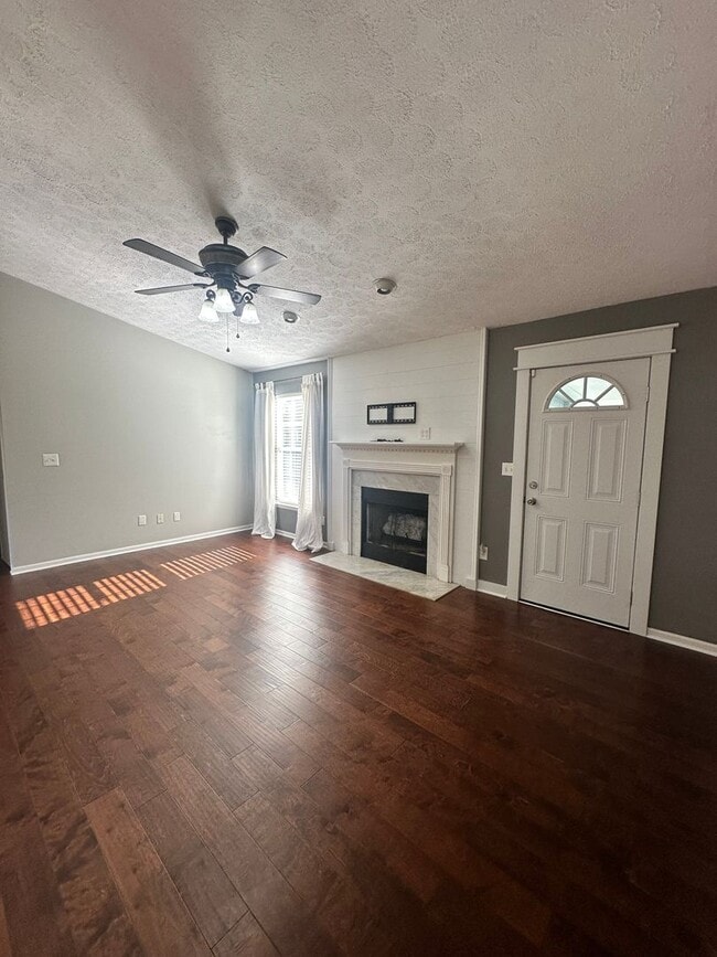 Building Photo - Charming 3-Bed Home with Fenced Yard!