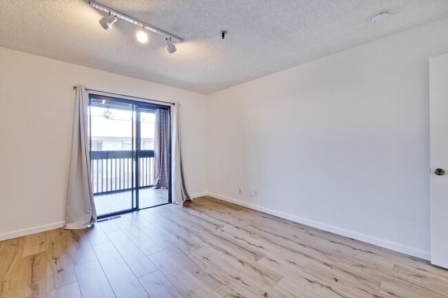 Building Photo - Beautifully Remodeled 3BR 2.5BA Townhouse in Great Community in Mountain View