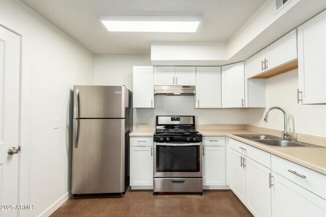 Building Photo - 616 S Bellview