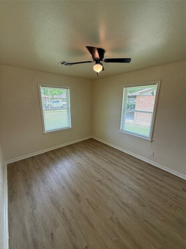 Building Photo - 407 Midway Dr