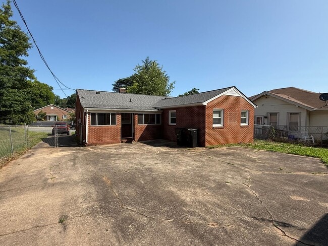 Building Photo - Three bedroom, 1.5 bath house in Burlington