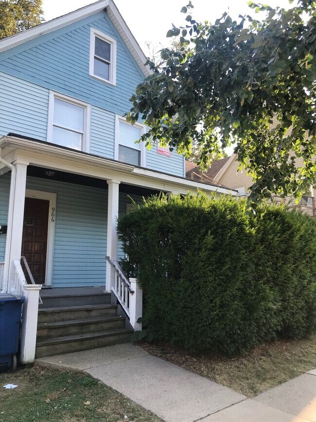 Building Photo - Spacious 5 bedroom house Centrally located to U of M Campus