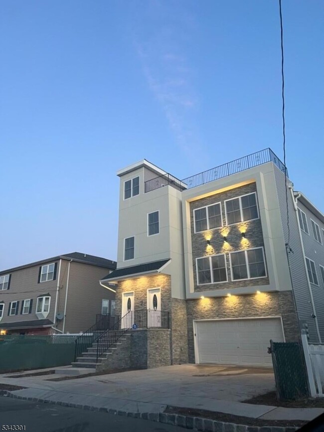Building Photo - 476 Meade St