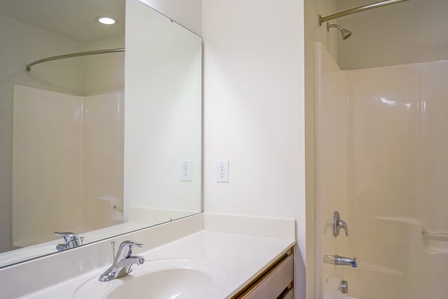 Building Photo - Townhome | Washer/ Dryer Included  |Fenced...