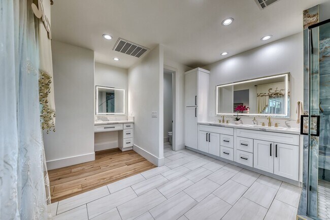 Building Photo - Stunning Green Valley, Guard Gated Community, Pool Home!