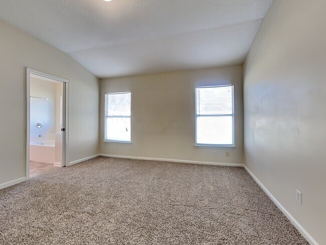 Building Photo - Spacious 4/2 with Fenced Yard