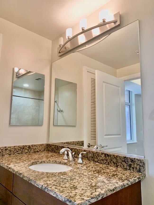Building Photo - Beautiful 1 BR plus den 2 BA luxury condo ...