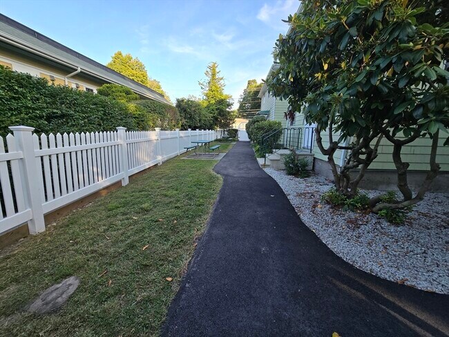 Building Photo - 288 Pleasant St