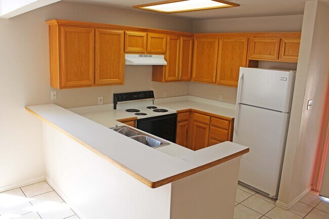 Building Photo - Great 3 Bdrm 2 Bath 1/2 Duplex in Denton Tx