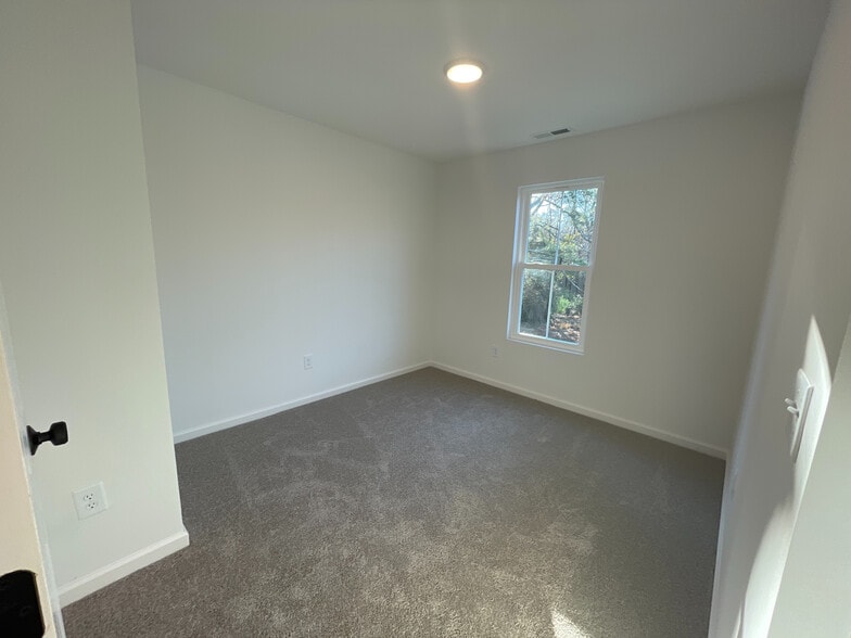 Building Photo - Room in House on Maplewood Dr