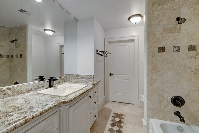 Building Photo - 14123 Carolcrest Cir