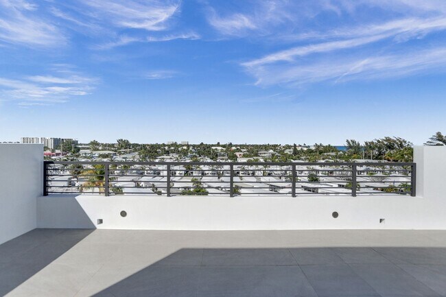 Building Photo - Gorgeous New Townhouse on the Beach