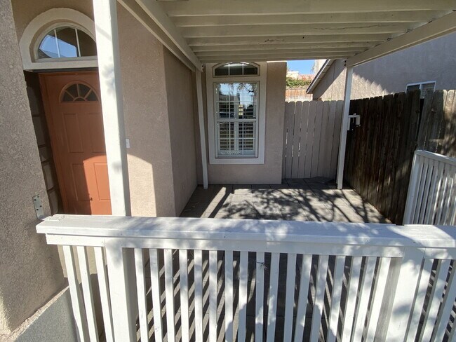 Building Photo - 4 Bed, 2 Bath beautiful home with pool
