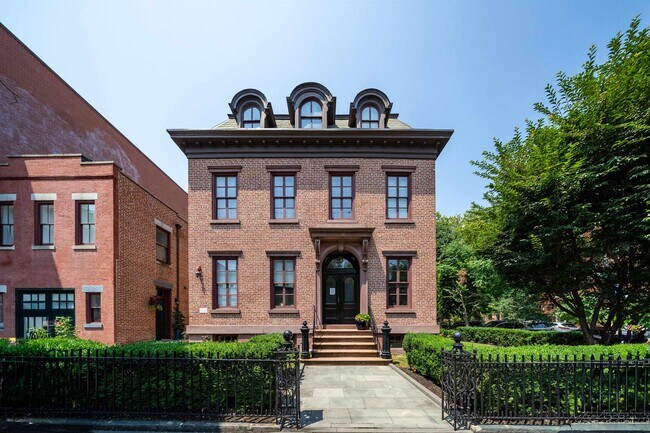 Building Photo - 591 Jersey Ave
