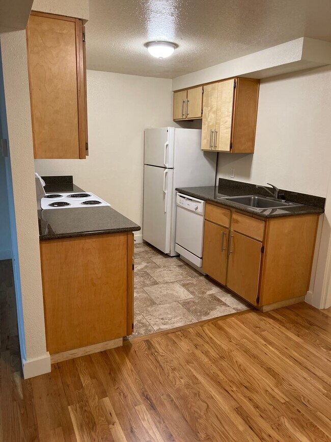 Building Photo - Ainsworth Court Hardwood Parking Pet Bus