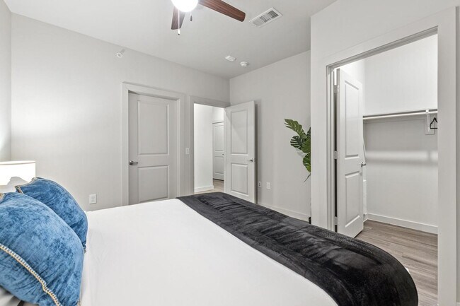 Building Photo - 5820 1/2 Cameron Rd