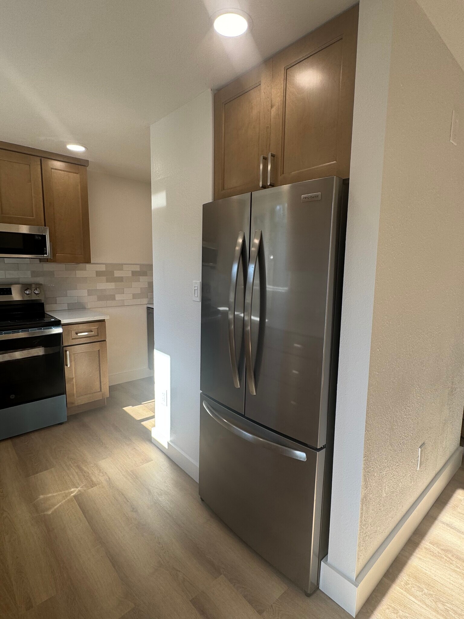 New stainless steel refrigerator - 3948 S Brandon St