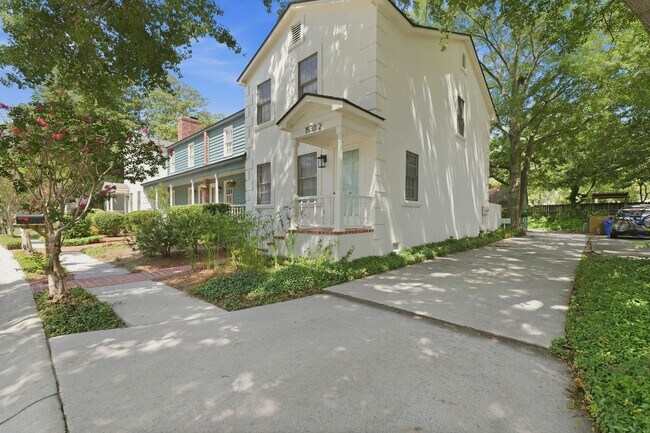 Building Photo - Charming Mount Pleasant Townhouse