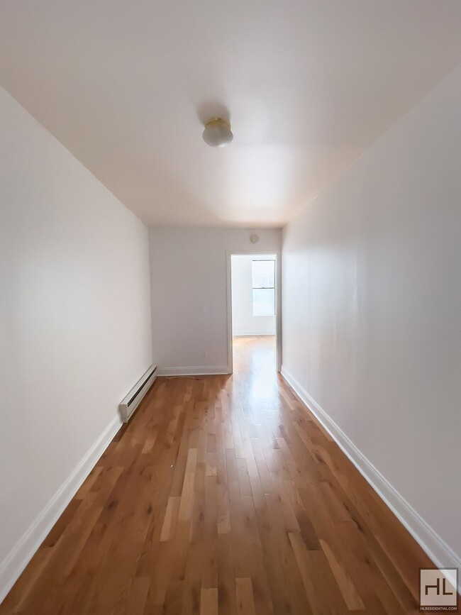 Building Photo - Spacious Bushwick 2-Bed 1-Bath / Maria Her...