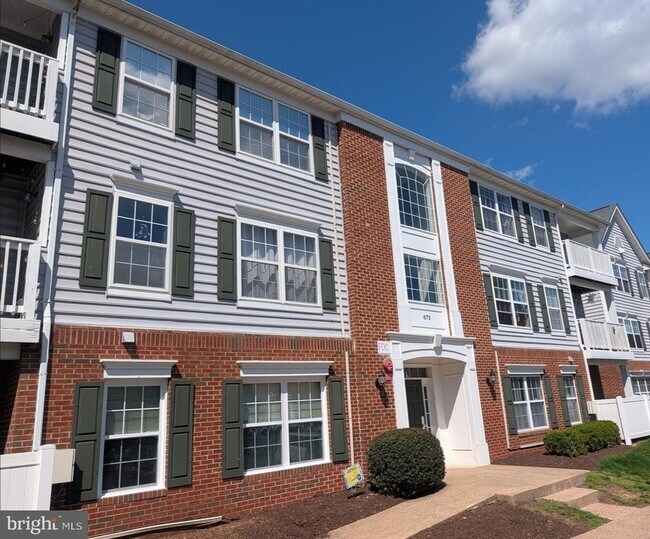 Building Photo - 673 Constellation Square SE